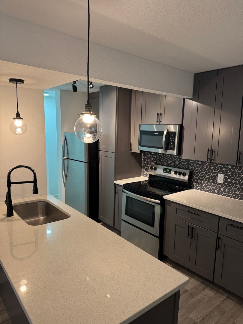 Houston Apartment: 4321 Mount Vernon St.