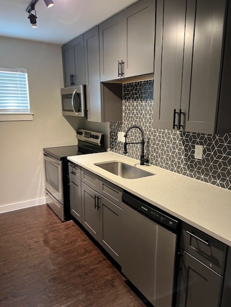 Houston Apartment: 4321 Mount Vernon St.