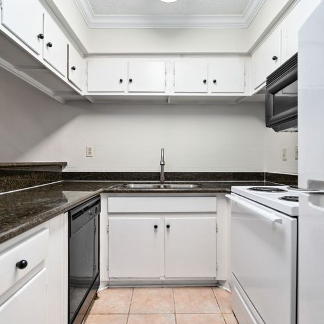 Houston Apartment: 2212 Dunlavy St.