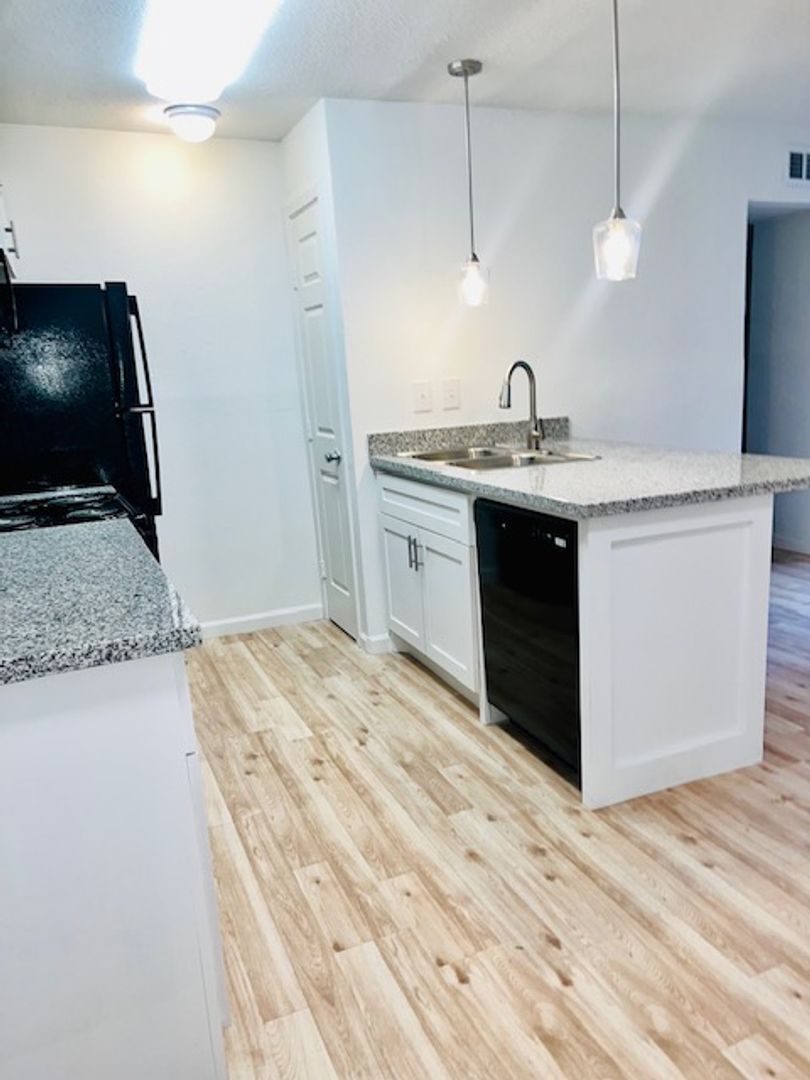 Houston Apartment: 2212 Dunlavy St.