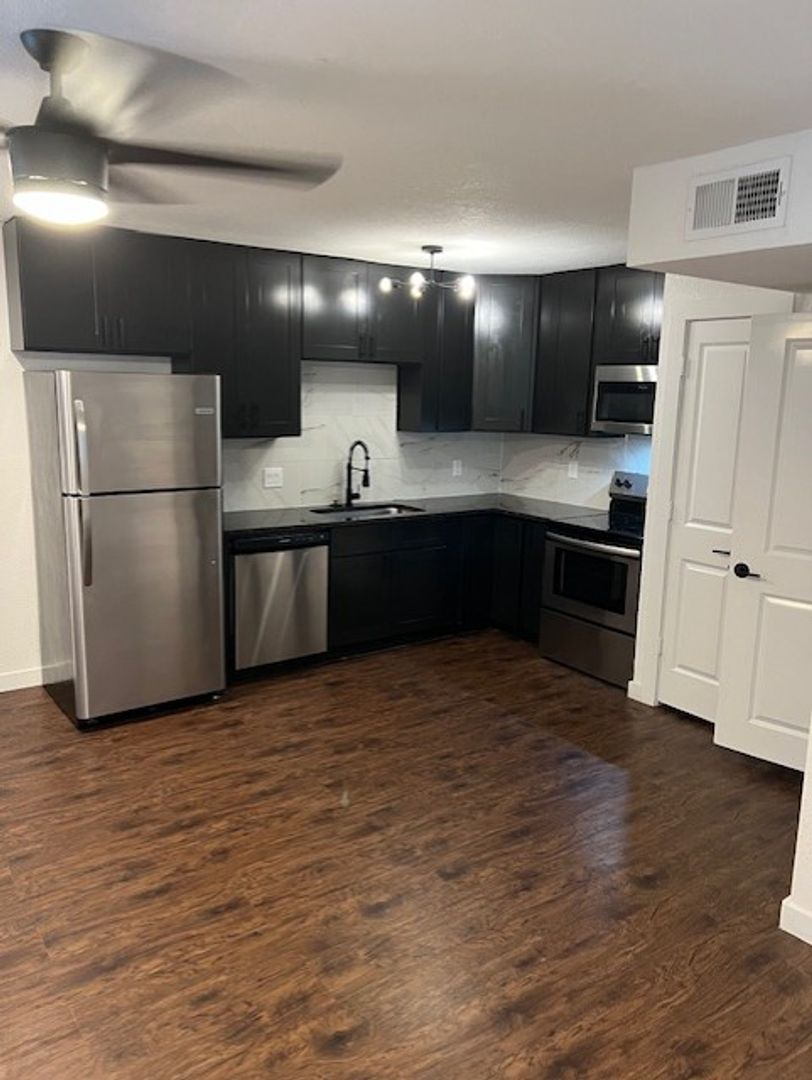 Houston Apartment: 2301 Commonwealth St.