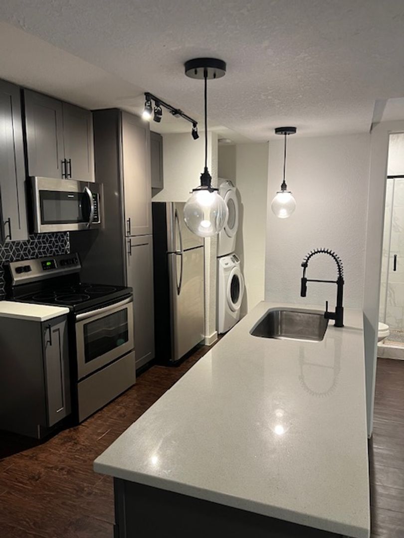 Houston Apartment: 4321 Mount Vernon St.