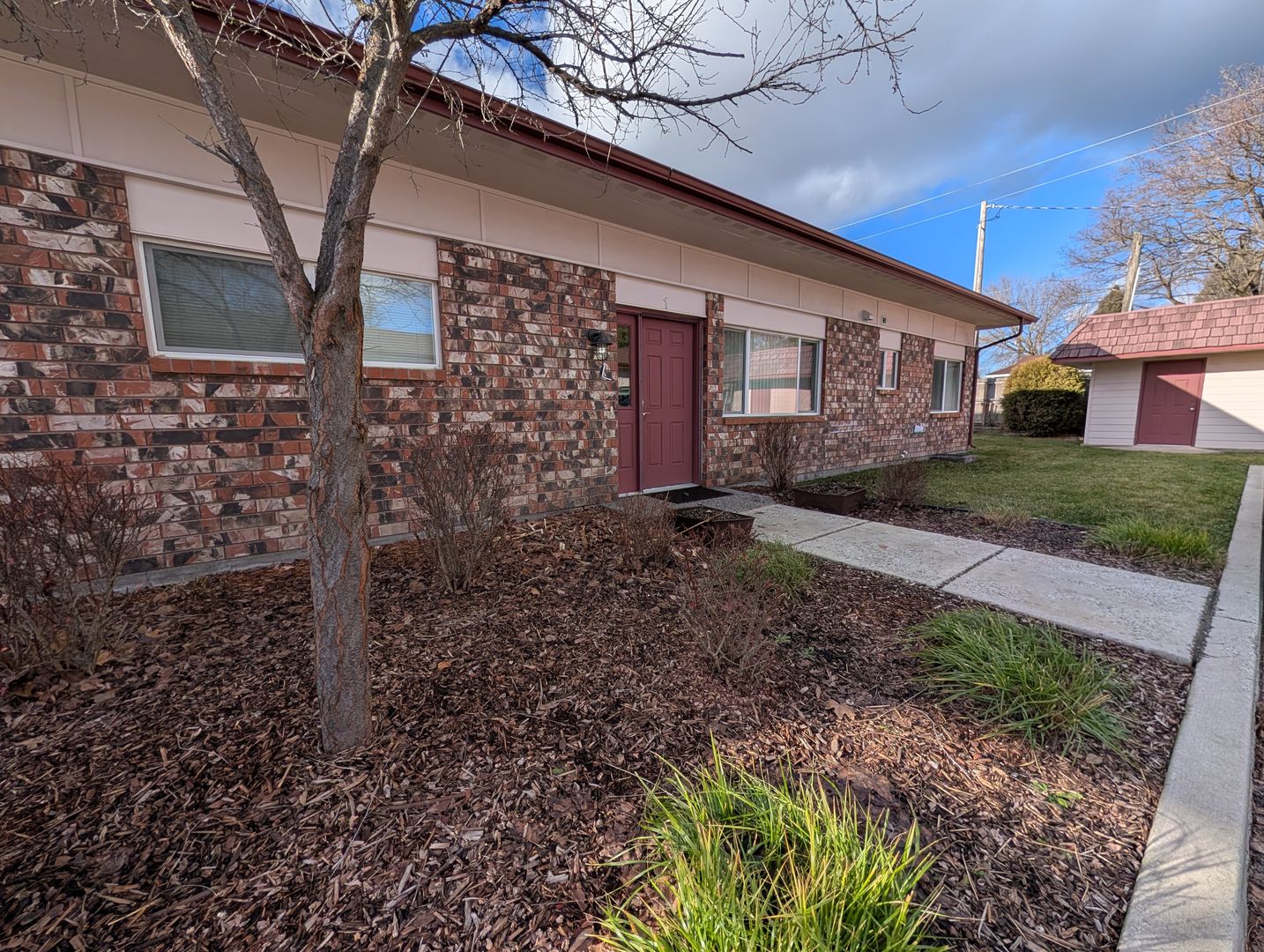 Hayden Apartment: 465 E Hayden Ave