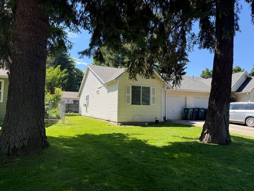 2 bed 2 bath duplex, with single car attached garage, a large fenced backyard – photo 1