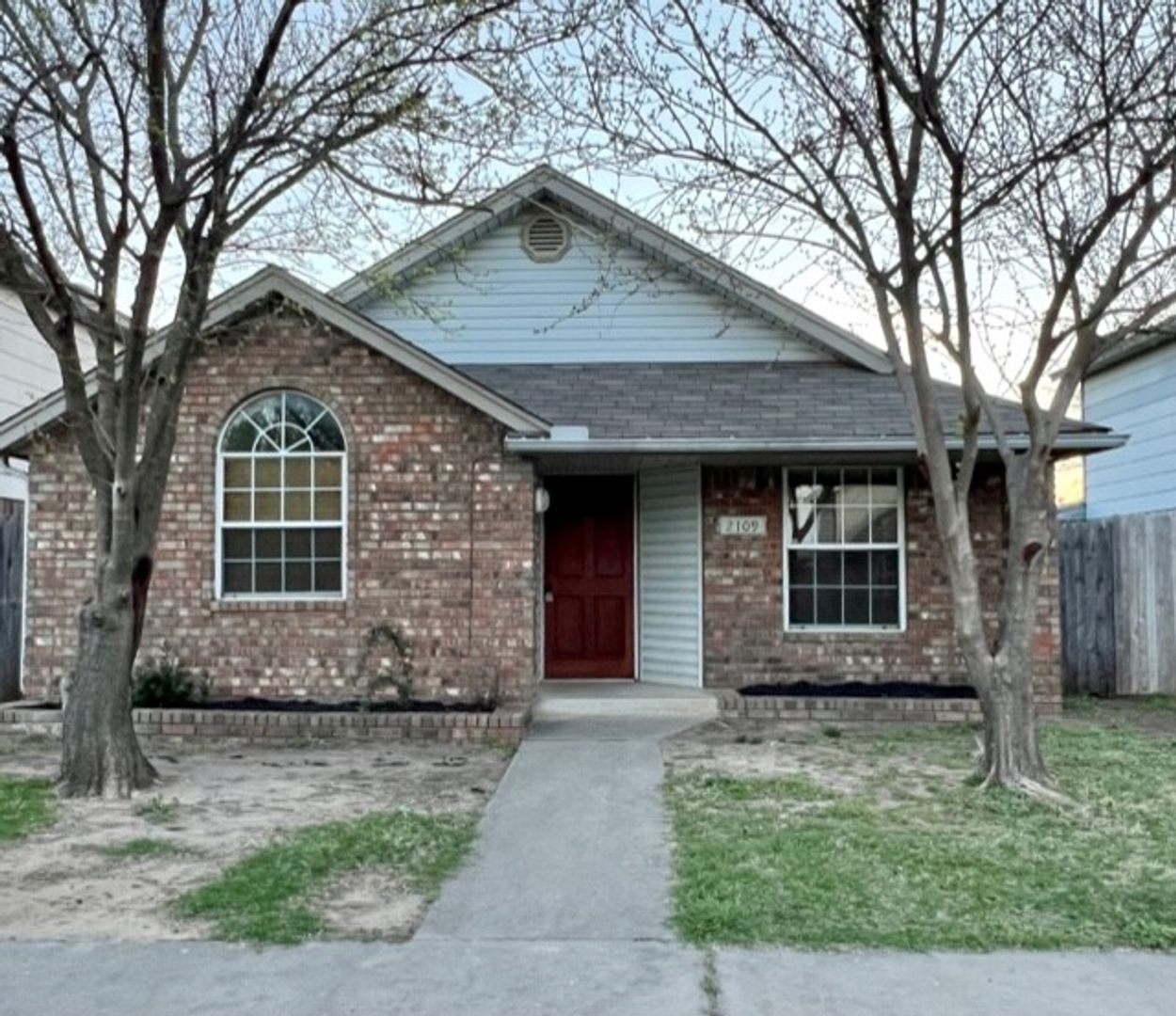 Moore House: 2109 Parkview Dr