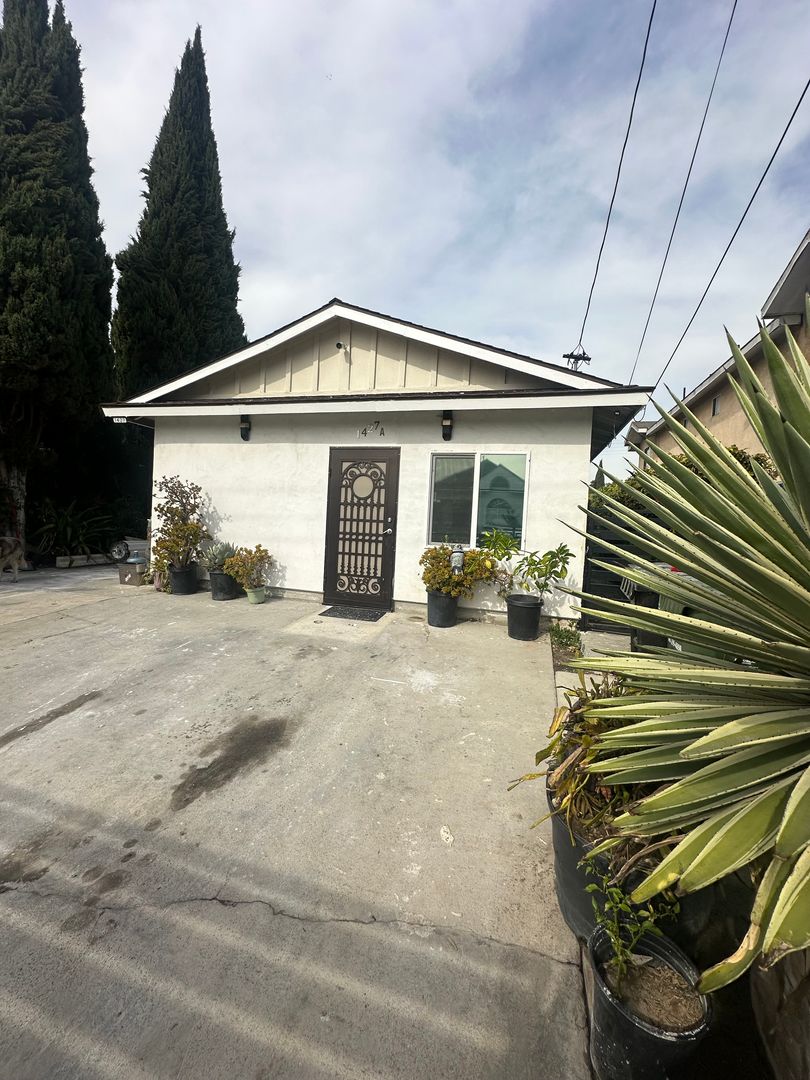 Los Angeles Apartment: 1427 E. 76th St