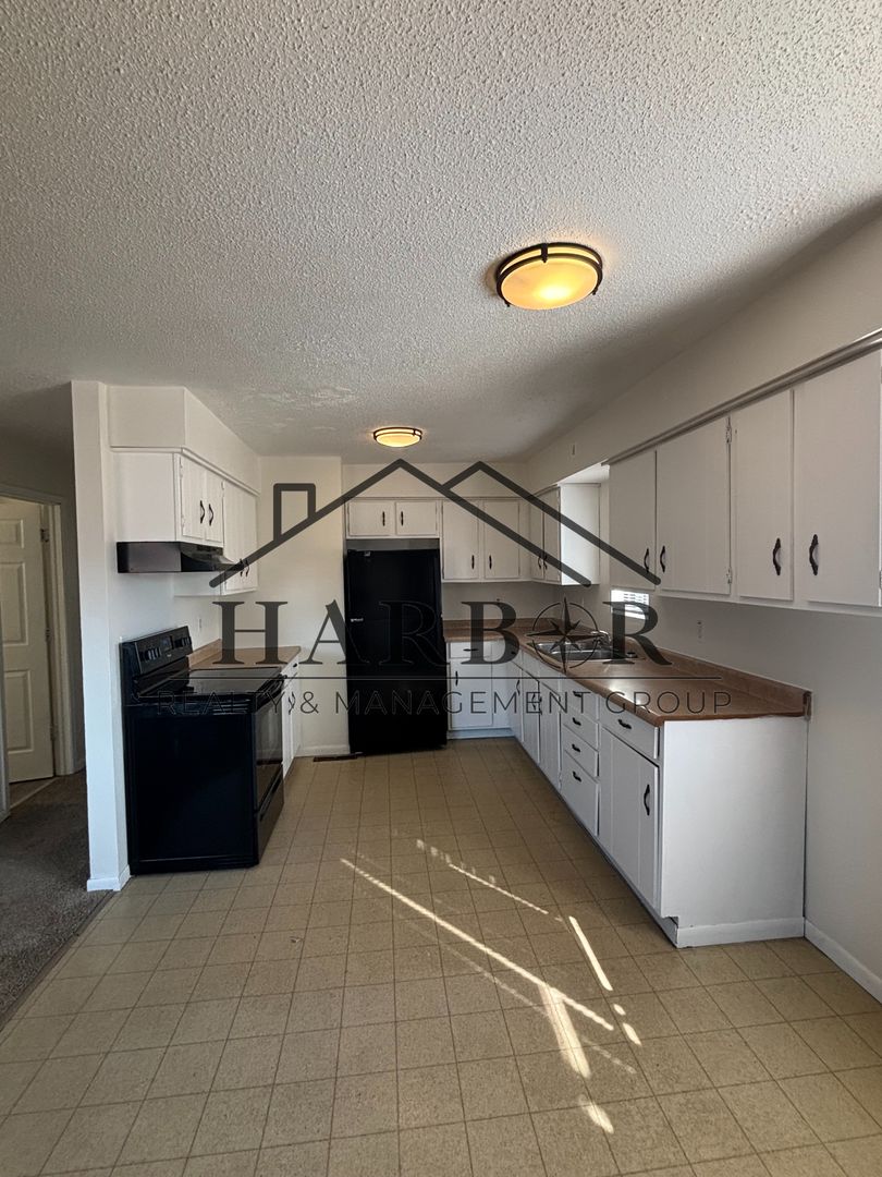 Albert Lea Apartment: 1302 Madison Avenue