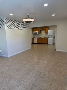 Large Studio Apartment in Bay Park – Walk to Mission Bay & Trolley! – photo 1