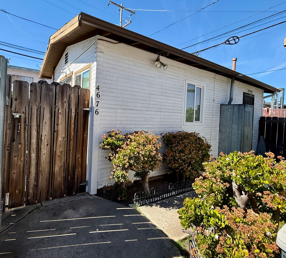 San Diego House: 4676 Hawley Blvd