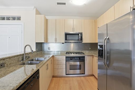 Beautifully upgraded 1 Bdrm, 1 Bath with large storage room available for rent – photo 1