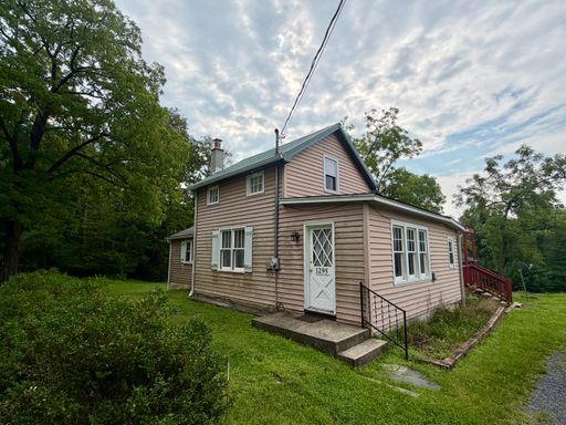 Charming 2-bedroom, 1-bath home in Stroudsburg