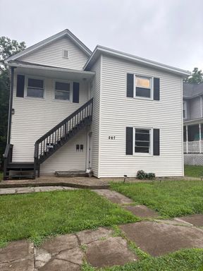 Large 4 bedroom in East Stroudsburg Borough! – photo 1