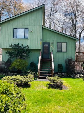 Bright and spacious 3-bedroom, 1-bath home featuring a nice backyard