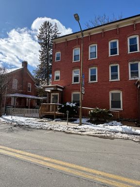 Cute 1 bedroom apartment off Main St in Stroudsburg