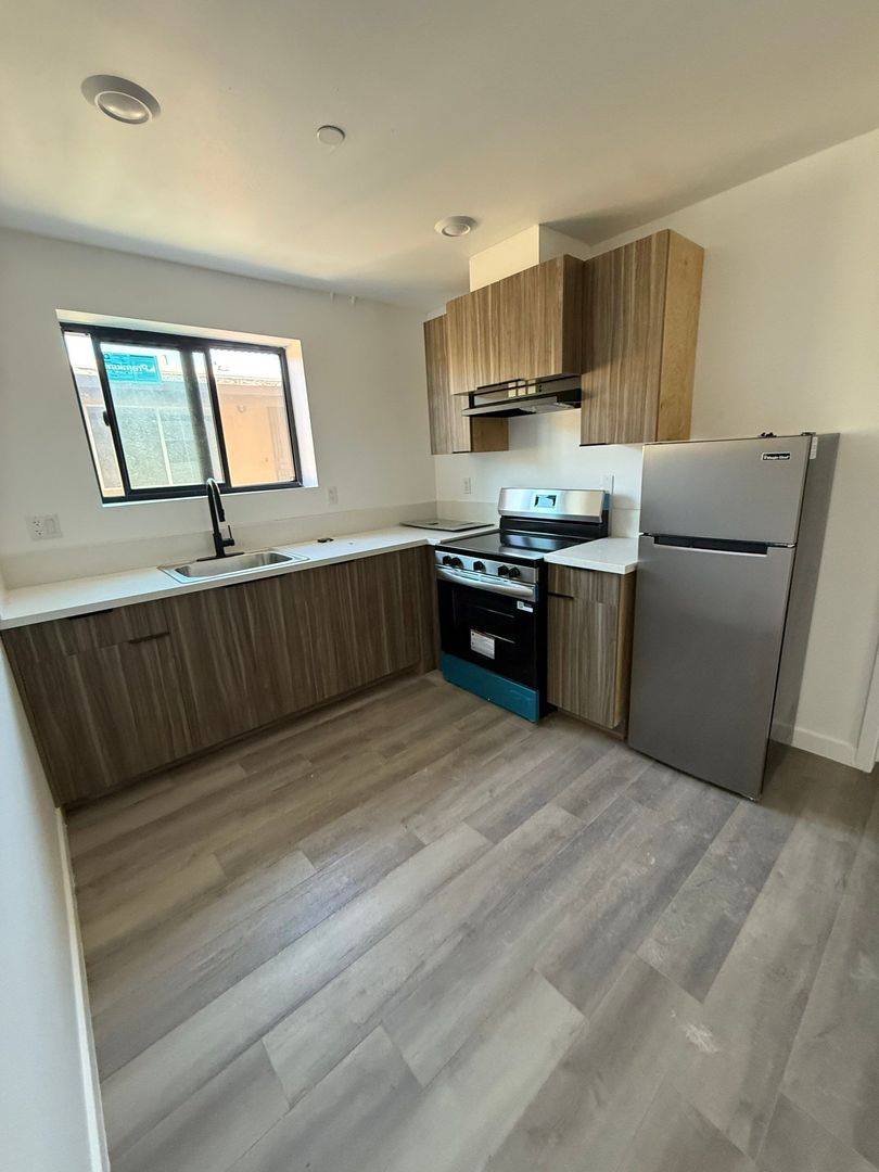 Los Angeles Apartment: 2341 Sherdian Street