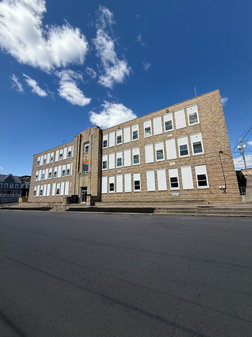 Mt Carmel Apartment: 137 W 4th St