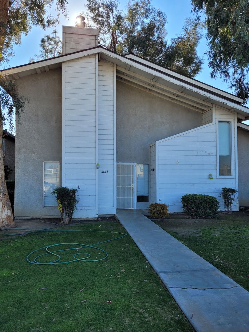 Bakersfield Apartment: 4613 Country Place Ln.