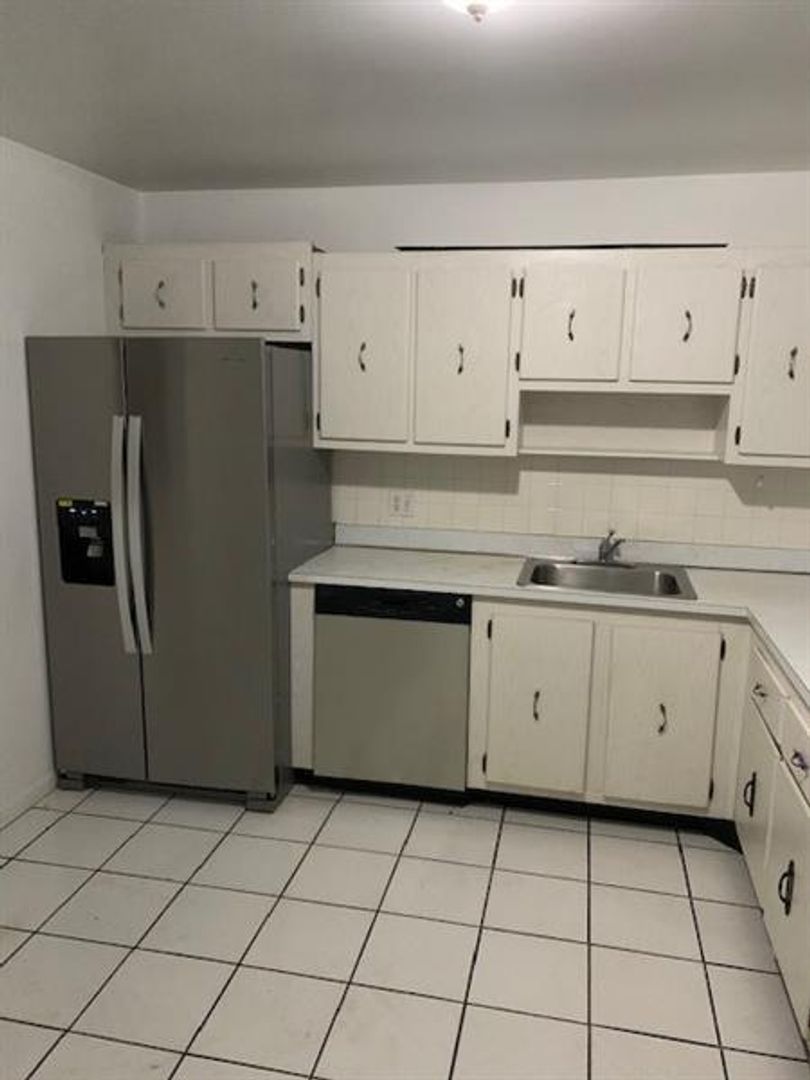 Davie Apartment: 4147 Stirling Rd #102