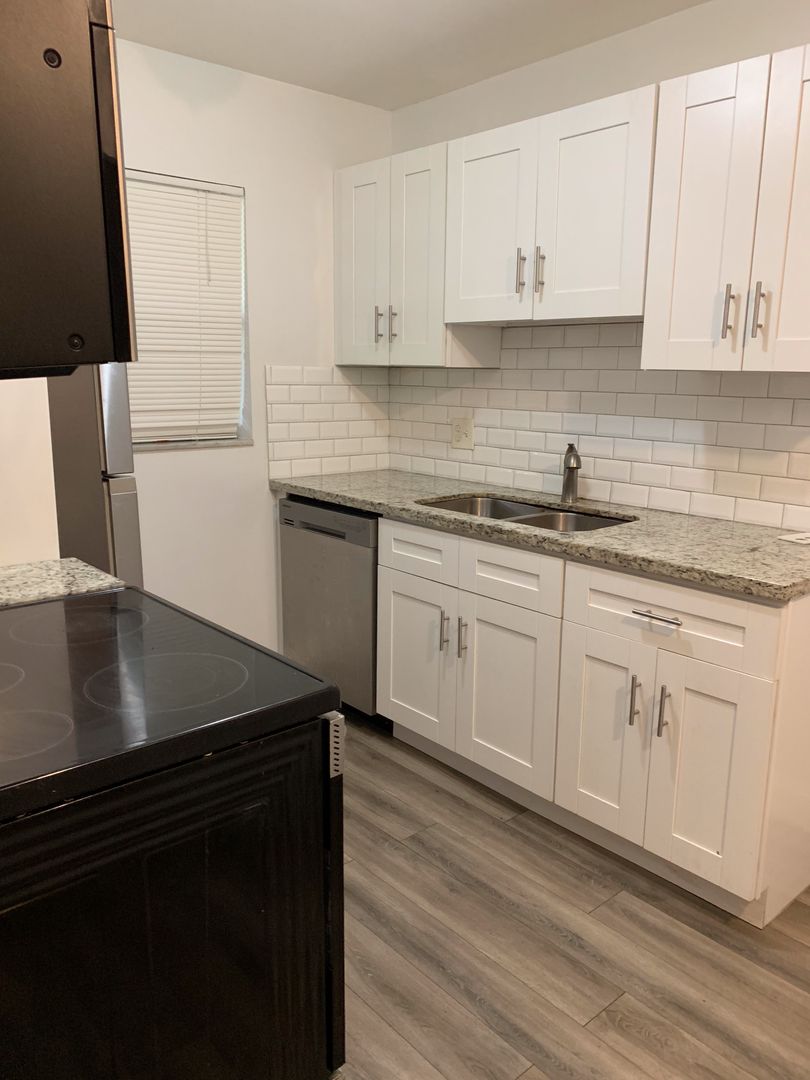 Davie Apartment: 4147 Stirling Rd #102