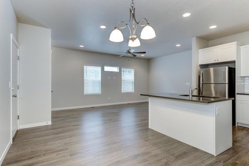Beautiful Townhouse-style floor plan with high-end finishes_Pet Friendly! – photo 1