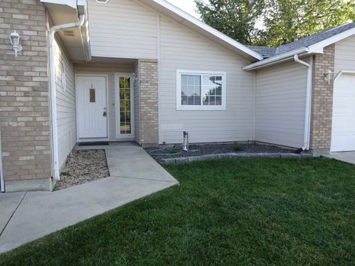 3 Bedroom Home with Garage and Private Fenced Backyard. – photo 1