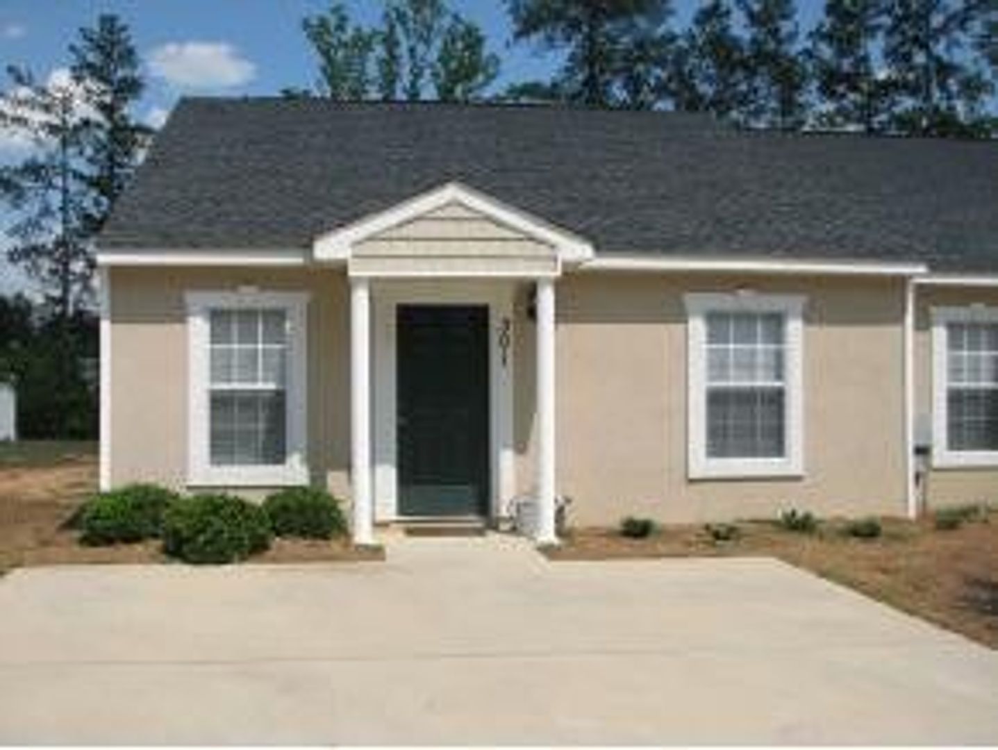 Evans House: 306 Evans Lake Way