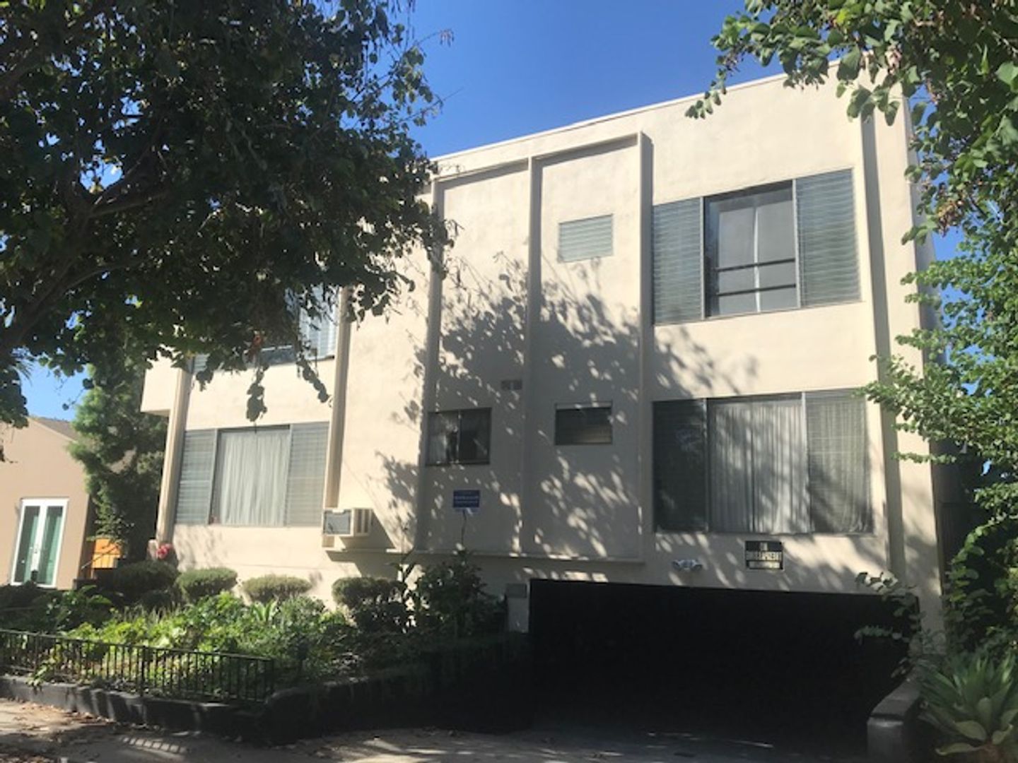 West Hollywood Apartment: 812 Westbourne Dr.