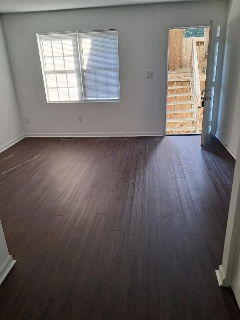 Crewe Apartment: 401 Dade Street