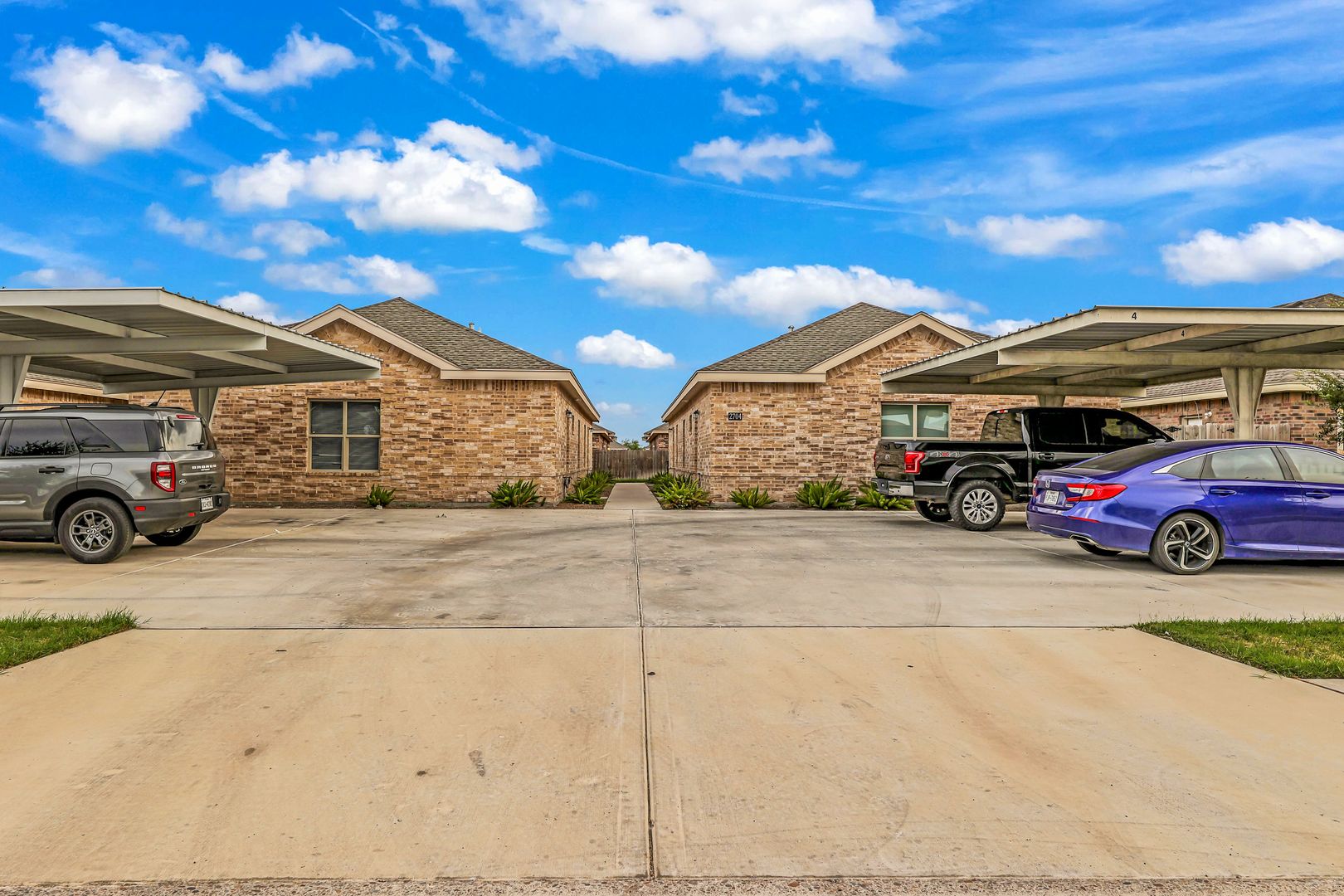 Alton Apartment: 2704 E Eisenhower Ave