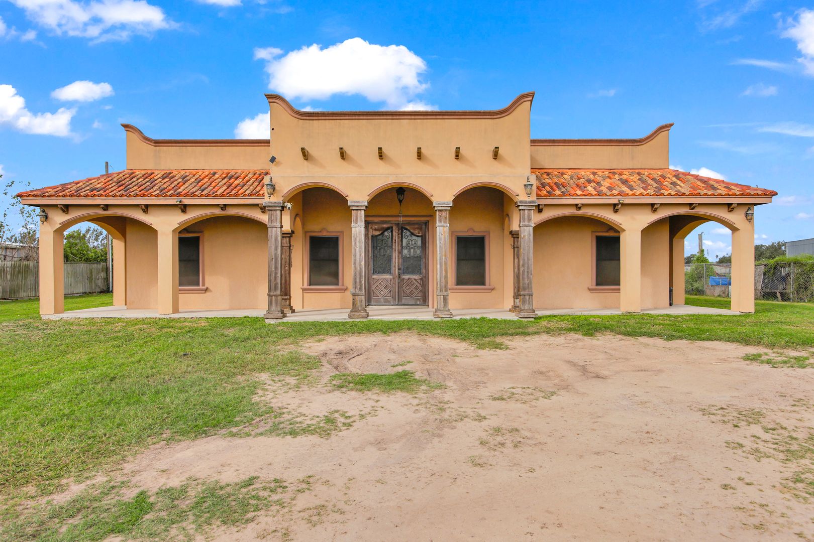 Edinburg House: 825 Carpintero St