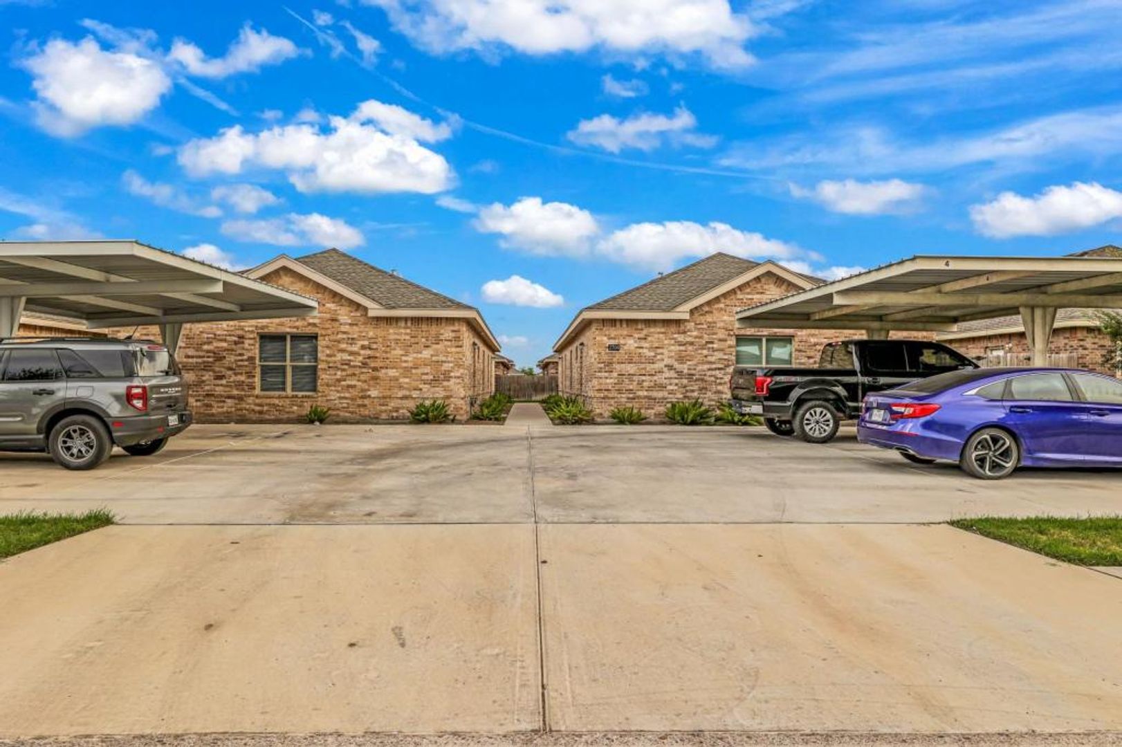 Alton Apartment: 2704 E Eisenhower Ave
