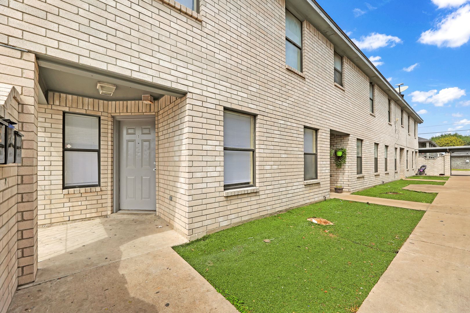 Pharr Apartment: 910 W Cherokee Ave