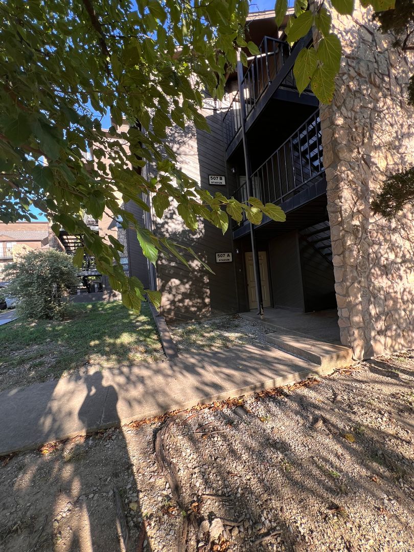 Ada Apartment: 1207 E 15th