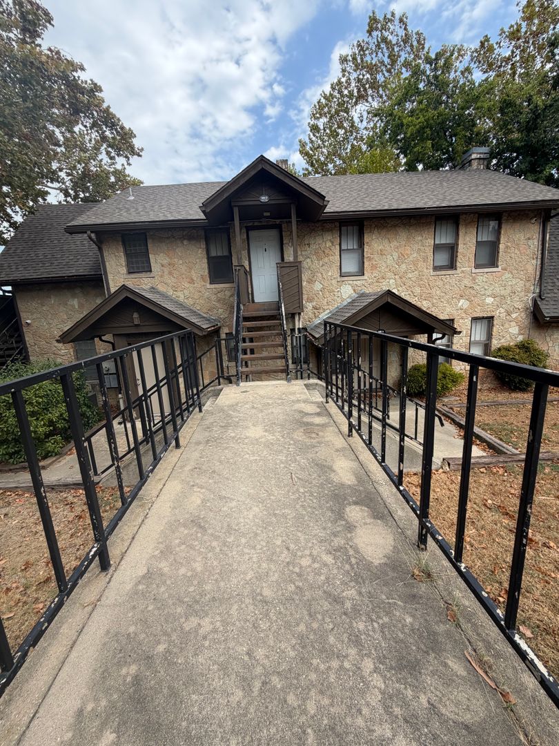 Ada Apartment: 1207 E 15th