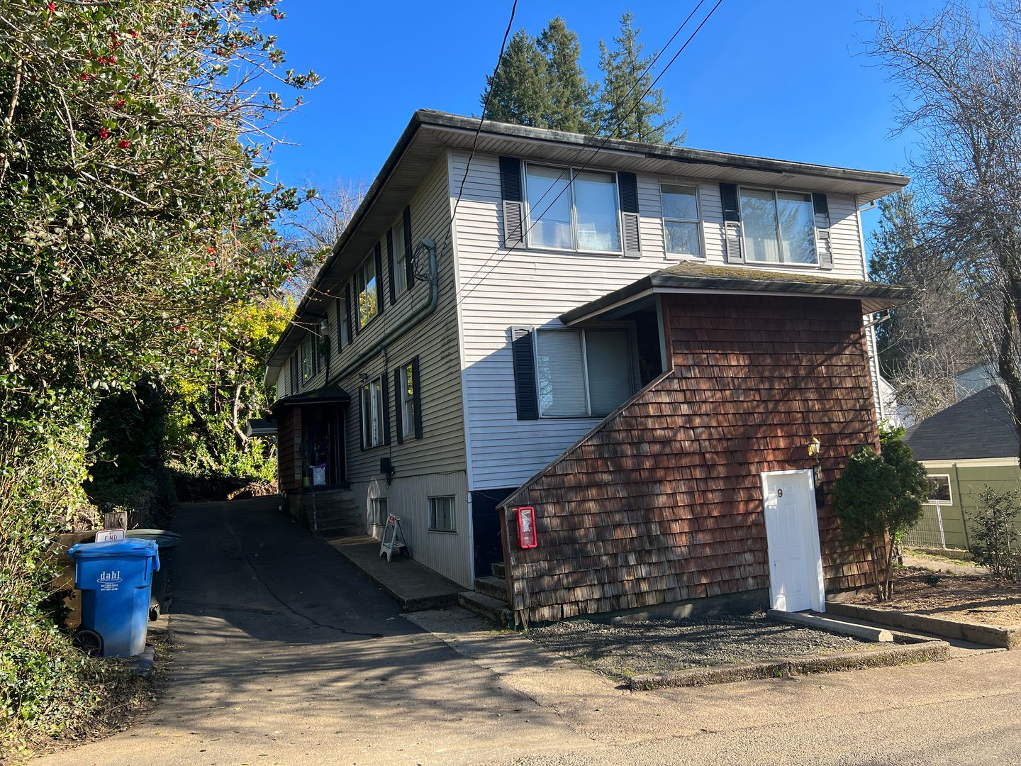 Toledo Apartment: 164 NE Douglas St.