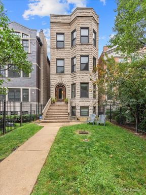 ONE MONTH FREE Greystone Bldg on the historic Logan Blvd. 3 blocks from Logan Square & Blue Line "L" stop with garage parking included – photo 1