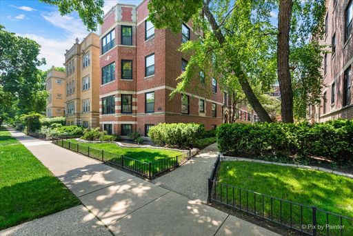 Spacious 2 bedroom in the heart of Evanston heat included & Free laundry