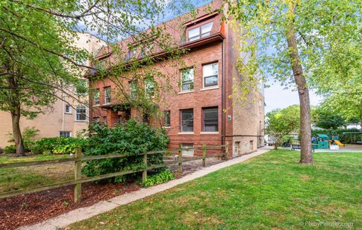 Spacious Top-Floor 4-Bedroom in Prime Evanston Location – Heat & Parking Included! – photo 1