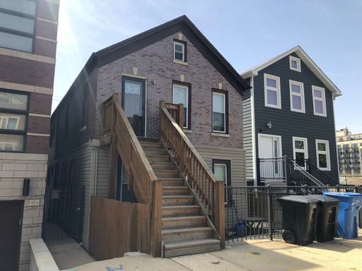 3 Bedroom Apartment in the heart of Pilsen w/ in unit washer dryer – photo 1