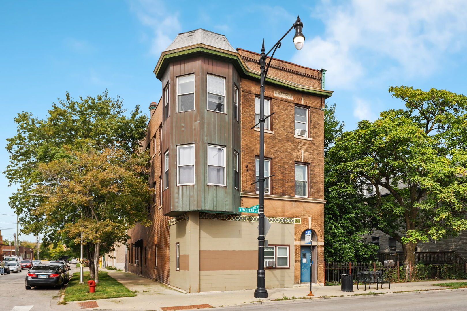 Chicago Apartment: 3100 N Western Ave