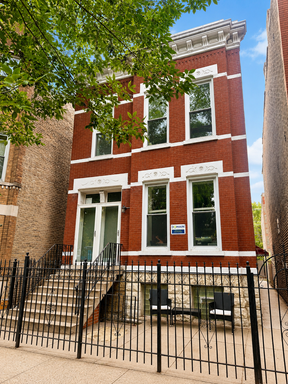 ONE MONTH FREE RENT Ukrainian Village/East Village location 3 bed 2 bath duplex with 2 parking spaces and in unit laundry – photo 1