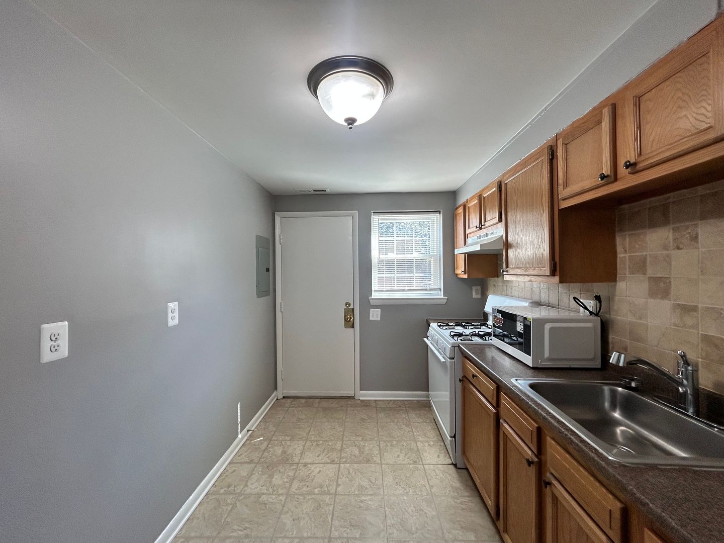 Baltimore House: 1219 E Chase St