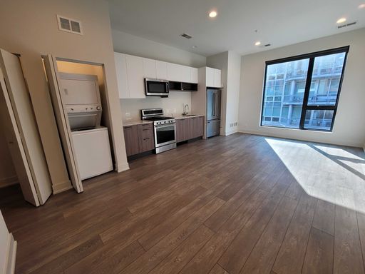 Boutique property located in River North featuring large open layouts! – photo 1