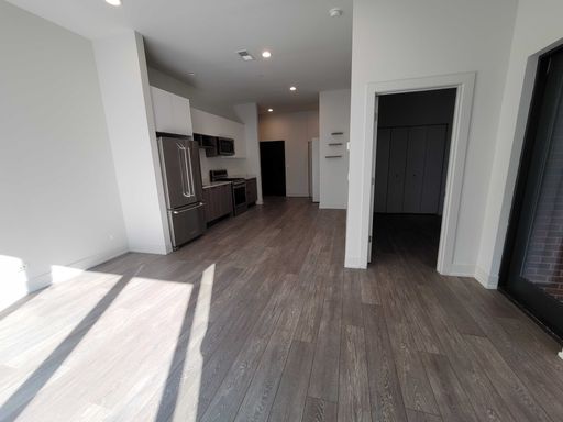Boutique property located in River North featuring large open layouts! – photo 1