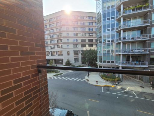 Boutique property located in River North featuring large open layouts! – photo 1