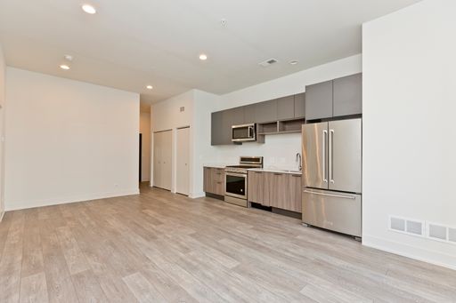 Boutique property located in River North featuring large open layouts! – photo 1