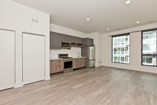 Boutique property located in River North featuring large open layouts! – photo 1
