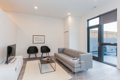 Boutique property located in River North featuring large open layouts! – photo 1
