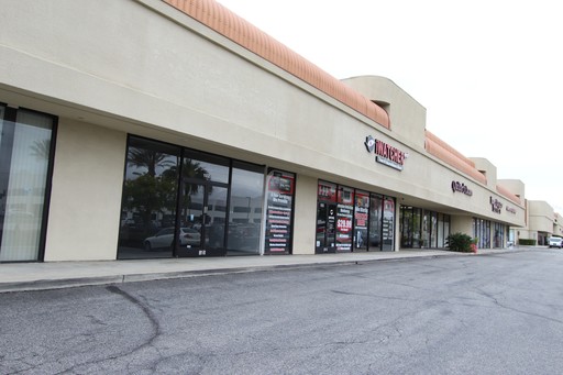 Retail Suite in Riverside Center for Lease – photo 1