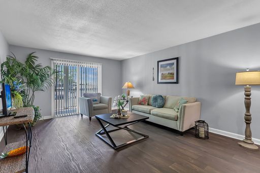 "The Ashley": 1-bedroom, 1-bath, 1,000 sqft – photo 1
